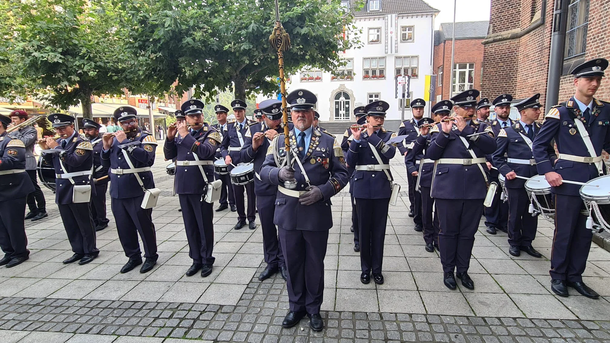Spielmannszug auf dem Marktplatz in Grevenbroich